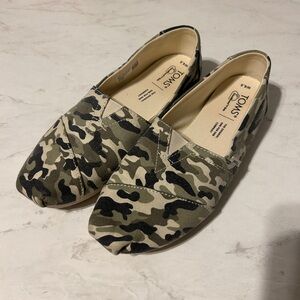 TOMS Green and Black Camouflage Slip-Ons